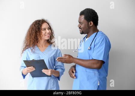 Infirmières afro-américaines sur fond clair Banque D'Images