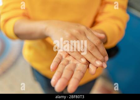 fermez les mains des femmes en frottant, frottant avec du savon en mousse, en nettoyant les mains avec de l'aseptisant. Banque D'Images