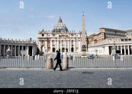 Roma, Roma, Italie. 17 avril 2020. Virus Coran, COD-19, urgence dans les rues des Roms.le gouvernement italien a adopté la mesure d'un lock-out national en fermant toutes les activités, à l'exception des services essentiels dans une tentative de lutte contre le Coronavirus (COVID-19). Toute la ville, comme tout le pays, est en quarantaine et le mouvement est limité au nécessaire. Les rues de la ville sont vides et contrôlées par l'amry. Crédit: Matteo Trevisan/ZUMA Wire/Alay Live News Banque D'Images