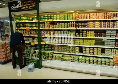 Un client ramasser le yogourt dans un supermarché Banque D'Images