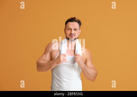 Homme sportif sur fond de couleur Banque D'Images