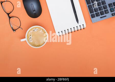 Bureau de Dellow avec ordinateur portable, souris et autres fournitures de travail avec tasse de café. Banque D'Images