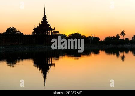 Coucher de soleil sur le bastion sur le coin nord-est des douves du palais de Mandalay, Myanmar (Birmanie). Banque D'Images