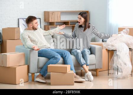 Jeune couple dans leur nouvel appartement le jour de déménagement Banque D'Images