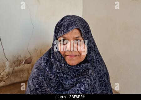 Yazd, Iran - 10 novembre 2013 : portrait d'une femme iranienne adulte souriant portant un hijab dans la rue Banque D'Images