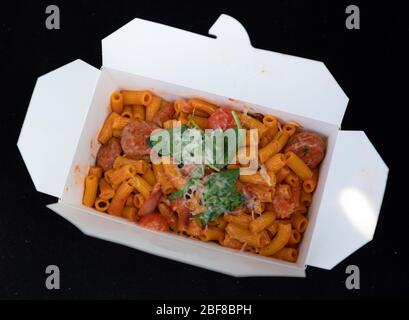 Potsdam, Allemagne. 7 avril 2020. Une partie de la penne avec salsiccia est disponible dans le restaurant 'Genusswerkstatt' au Filmmuseum pour les "commandes à l'extérieur de la maison" dans une boîte avec une fermeture pliable. Les clients ne sont pas autorisés à s'asseoir et à manger dans les restaurants pendant les restrictions imposées par le Corona danger. Crédit: Soeren Stache/dpa-Zentralbild/ZB/dpa/Alay Live News Banque D'Images