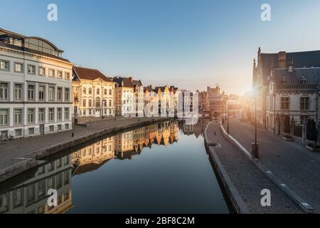 Gent, Belgique - 9 avril 2020: Vue sur les Graslei en Korenlei au lever du soleil, l'un des endroits les plus visités de Gand. Banque D'Images