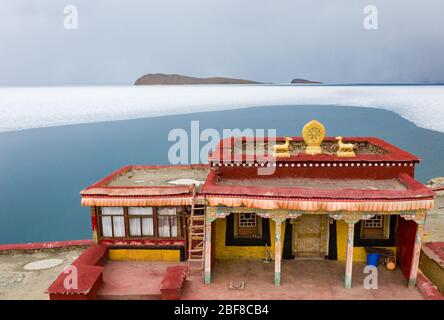 (200417) -- LHASA, 17 avril 2020 (Xinhua) -- une photo aérienne prise le 16 avril 2020 montre le paysage du lac Puma Yumco dans le comté de Nagarze de Shannan, dans la région autonome du Tibet au sud-ouest de la Chine. Le lac gelé à plus de 5 000 mètres d'altitude a commencé à se décongeler au printemps. (Xinhua/Purbu Zhaxi) Banque D'Images