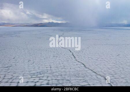 (200417) -- LHASA, 17 avril 2020 (Xinhua) -- une photo aérienne prise le 16 avril 2020 montre le paysage du lac Puma Yumco dans le comté de Nagarze de Shannan, dans la région autonome du Tibet au sud-ouest de la Chine. Le lac gelé à plus de 5 000 mètres d'altitude a commencé à se décongeler au printemps. (Xinhua/Purbu Zhaxi) Banque D'Images