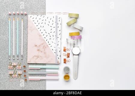 Ensemble de fournitures scolaires avec horloge sur fond blanc Banque D'Images