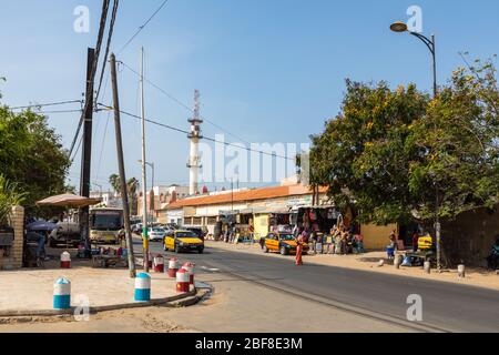 DAKAR, SÉNÉGAL - 11 NOVEMBRE 2019 : personnes travaillant et en trafic à Dakar, capitale du Sénégal, Afrique de l'Ouest. Banque D'Images