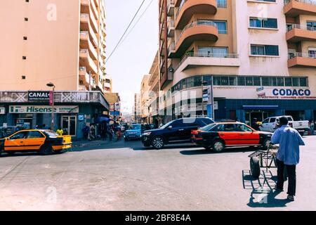 DAKAR, SÉNÉGAL - 11 NOVEMBRE 2019 : personnes travaillant et en trafic à Dakar, capitale du Sénégal, Afrique de l'Ouest. Banque D'Images