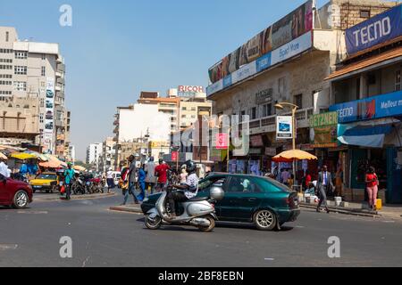 DAKAR, SÉNÉGAL - 11 NOVEMBRE 2019 : personnes travaillant et en trafic à Dakar, capitale du Sénégal, Afrique de l'Ouest. Banque D'Images