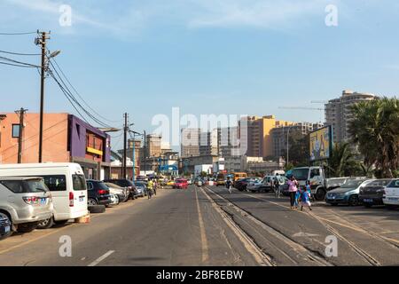 DAKAR, SÉNÉGAL - 11 NOVEMBRE 2019 : personnes travaillant et en trafic à Dakar, capitale du Sénégal, Afrique de l'Ouest. Banque D'Images