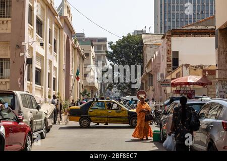 DAKAR, SÉNÉGAL - 11 NOVEMBRE 2019 : personnes travaillant et en trafic à Dakar, capitale du Sénégal, Afrique de l'Ouest. Banque D'Images