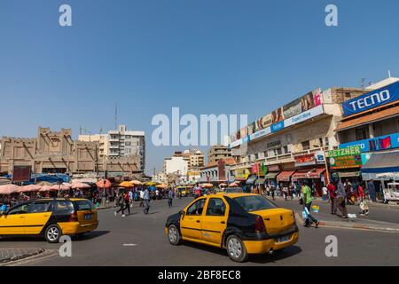 DAKAR, SÉNÉGAL - 11 NOVEMBRE 2019 : personnes travaillant et en trafic à Dakar, capitale du Sénégal, Afrique de l'Ouest. Banque D'Images