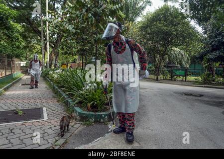 Kuala Lumpur, Malaisie. 17 avril 2020. Le Service malaisien des incendies et des secours désinfecte les zones du zoo national de Kuala Lumpur, en Malaisie. 17 avril 2020. Le gouvernement malaisien a émis un ordre de circulation restreint au public pour le reste du mois afin de contribuer à freiner la propagation du nouveau coronavirus. (Photo de Zulfadhli Zaki/Pacific Press) crédit: Pacific Press Agency/Alay Live News Banque D'Images