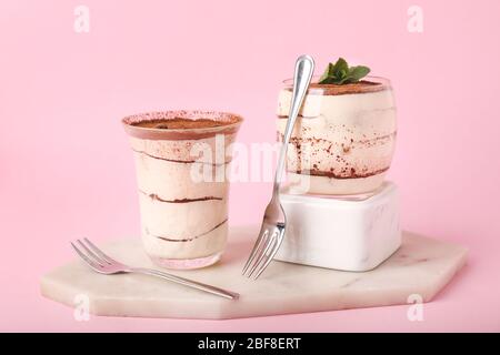Tiramisu savoureux sur un fond de couleur Banque D'Images