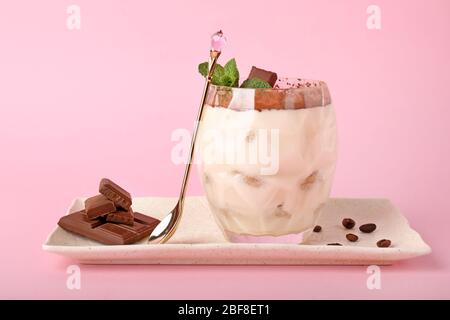 Tiramisu savoureux sur un fond de couleur Banque D'Images