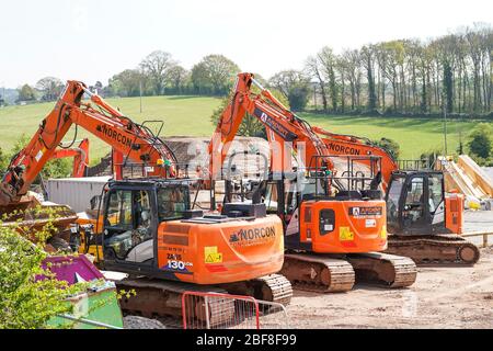 Kidderminster, Royaume-Uni. 16 avril 2020. Au milieu de la controverse précoce sur la question de savoir si les travaux de construction importants doivent encore se poursuivre pendant le verrouillage du coronavirus, la décision de fermer ce site de construction à Kidderminster est claire. En réponse à l'instruction du gouvernement: 'Stay Home, Protect the NHS, Save Lives', Miller Homes a non seulement fermé son bureau de vente à Weavers Chase, mais l'ensemble du chantier est complètement déserté et très calme avec tous les constructeurs de maison envoyés en toute sécurité à la maison. Crédit: Lee Hudson Banque D'Images