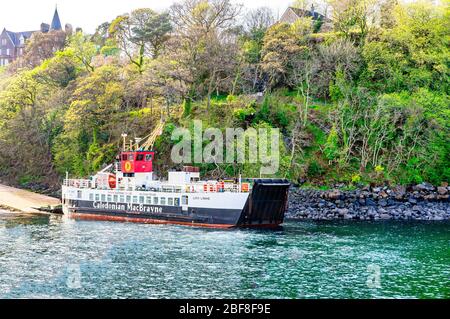 Voiture calédonienne MacBrayne et ferry pour passagers Loch Linnhe à l'embarcadère de Tobermory sur l'île de Mull dans l'ouest de l'Écosse, arrivé de Kilchoan Banque D'Images