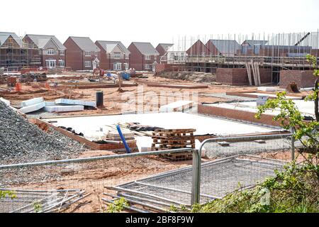 Kidderminster, Royaume-Uni. 16 avril 2020. Au milieu de la controverse précoce sur la question de savoir si les travaux de construction importants doivent encore se poursuivre pendant le verrouillage du coronavirus, la décision de fermer ce site de construction à Kidderminster est claire. En réponse à l'instruction du gouvernement: 'Stay Home, Protect the NHS, Save Lives', Miller Homes a non seulement fermé son bureau de vente à Weavers Chase, mais l'ensemble du chantier est complètement déserté et très calme avec tous les constructeurs de maison envoyés en toute sécurité à la maison. Crédit: Lee Hudson Banque D'Images