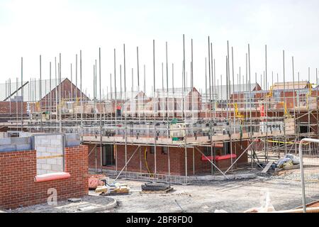 Kidderminster, Royaume-Uni. 16 avril 2020. Au milieu de la controverse précoce sur la question de savoir si les travaux de construction importants doivent encore se poursuivre pendant le verrouillage du coronavirus, la décision de fermer ce site de construction à Kidderminster est claire. En réponse à l'instruction du gouvernement: 'Stay Home, Protect the NHS, Save Lives', Miller Homes a non seulement fermé son bureau de vente à Weavers Chase, mais l'ensemble du chantier est complètement déserté et très calme avec tous les constructeurs de maison envoyés en toute sécurité à la maison. Crédit: Lee Hudson Banque D'Images