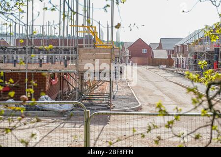 Kidderminster, Royaume-Uni. 16 avril 2020. Au milieu de la controverse précoce sur la question de savoir si les travaux de construction importants doivent encore se poursuivre pendant le verrouillage du coronavirus, la décision de fermer ce site de construction à Kidderminster est claire. En réponse à l'instruction du gouvernement: 'Stay Home, Protect the NHS, Save Lives', Miller Homes a non seulement fermé son bureau de vente à Weavers Chase, mais l'ensemble du chantier est complètement déserté et très calme avec tous les constructeurs de maison envoyés en toute sécurité à la maison. Crédit: Lee Hudson Banque D'Images