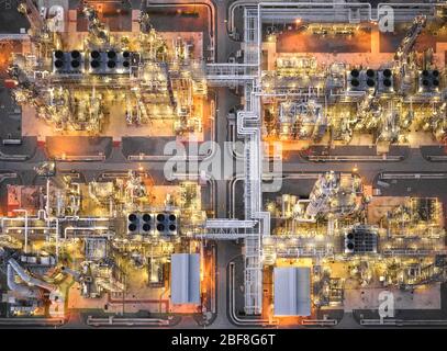 Vue aérienne de l'usine de raffinerie de pétrole en deux temps. Zone industrielle de raffinerie. Industrie du raffinage du pétrole et du gaz brut en Thaïlande Banque D'Images