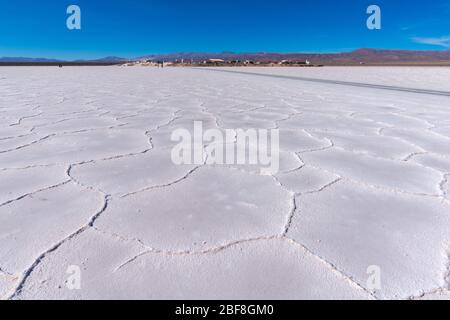 Salinas grandes le long de la N52, à l'est de Suques, région de Puna, montagnes des Andes à haute altitude (3 400 m), Argentine, Amérique latine Banque D'Images