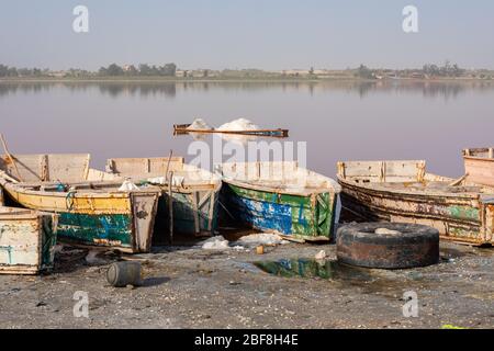 Bateaux au lac Rose ou au lac Retba. Dakar. Sénégal. Afrique de l'Ouest. Patrimoine mondial de l'UNESCO. Banque D'Images