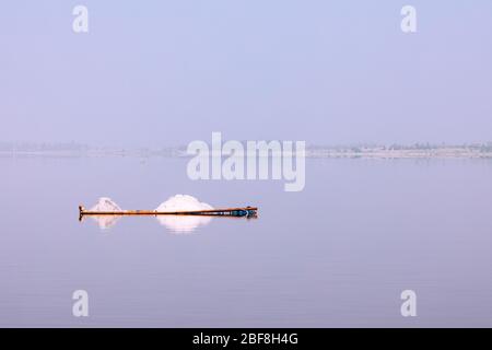 Bateaux au lac Rose ou au lac Retba. Dakar. Sénégal. Afrique de l'Ouest. Patrimoine mondial de l'UNESCO. Banque D'Images