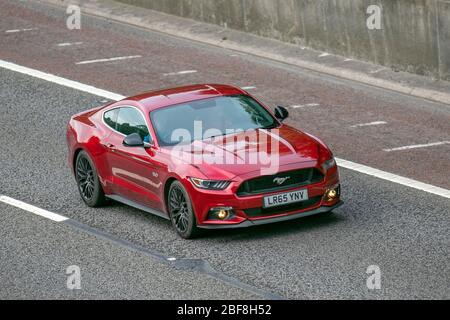 2015 rouge Ford Mustang GT fasback; véhicules mobiles de circulation routière, conduite de véhicule sur les routes du Royaume-Uni, moteurs, conduite sur l'autoroute M6 Banque D'Images