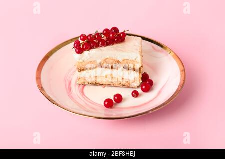 Plaque avec tiramisu savoureux sur un fond de couleur Banque D'Images