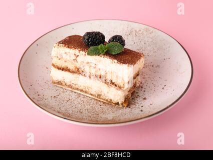 Plaque avec tiramisu savoureux sur un fond de couleur Banque D'Images