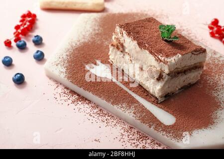 Tiramisu savoureux sur un fond de couleur Banque D'Images