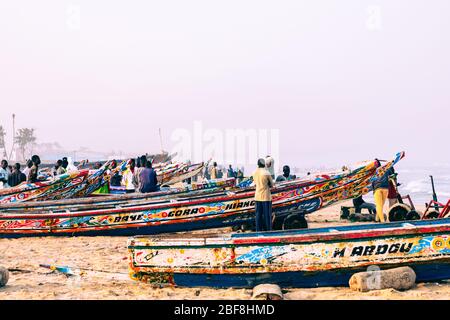 KAYAR, SÉNÉGAL - 14 NOVEMBRE 2019 : village traditionnel de pêcheurs de Kayar, au Sénégal. L'Afrique de l'Ouest. Banque D'Images