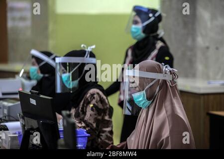 Medan, Indonésie. 17 avril 2020. Les paramédicaux indonésiens portent des boucliers faciaux à un hôpital de Medan, Sumatra du Nord, Indonésie, 17 avril 2020. Le gouvernement indonésien a signalé vendredi 24 nouveaux décès de COVID-19, portant le nombre total de morts dans le pays à 520, le plus élevé en Asie du Sud-est. Jusqu'à présent, 407 nouveaux cas confirmés ont porté le nombre total d'infections à 5 923. Crédit: Alberth Damanik/Xinhua/Alay Live News Banque D'Images