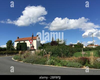 La Croix à Breuil Bernard, Nouvelle Aquitaine, France Banque D'Images