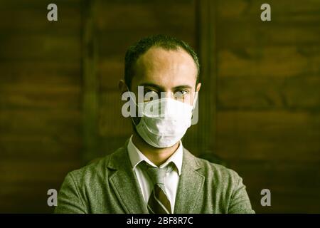 Homme d'affaires en masque de protection pendant la quarantaine Banque D'Images