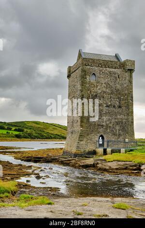 Rockfleet Castle (nom irlandais Carraig an Chabhlaigh) dans le comté de Mayo, en Irlande. Il a été construit au milieu du XVIe siècle, et est le plus célèbre associé Banque D'Images