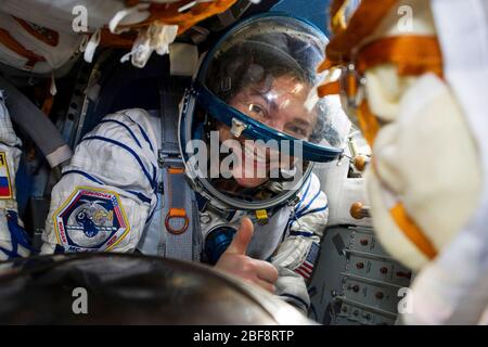 Zhezkazgan, Kazakhstan. 17 avril 2020. Jessica Meir, membre de l'équipage de la NASA, donne un pouce de l'intérieur de l'engin spatial russe Soyuz MS-15 après l'atterrissage dans une zone éloignée le 17 avril 2020 près de la ville de Zhezkazgan, au Kazakhstan. Les astronautes de la NASA Andrew Morgan, Jessica Meir et Roscosmos cosmonaute Oleg Skripochka sont revenus de la Station spatiale internationale. Crédit: Andrey Shelepin/NASA/Alay Live News Banque D'Images