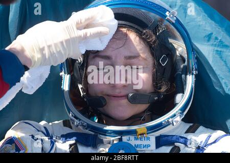 Zhezkazgan, Kazakhstan. 17 avril 2020. Jessica Meir, membre de l'équipage de la NASA, est un moment après l'atterrissage à bord de l'engin spatial russe Soyuz MS-15 dans une région éloignée le 17 avril 2020 près de la ville de Zhezkazgan, au Kazakhstan. Les astronautes de la NASA Andrew Morgan, Jessica Meir et Roscosmos cosmonaute Oleg Skripochka sont revenus de la Station spatiale internationale. Crédit: Andrey Shelepin/NASA/Alay Live News Banque D'Images