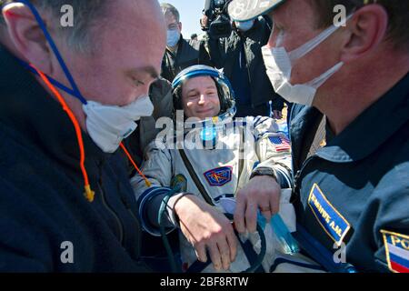 Zhezkazgan, Kazakhstan. 17 avril 2020. Andrew Morgan, membre de l'équipage de la NASA, est aidé à sortir de l'engin spatial russe Soyuz MS-15, quelques instants après l'atterrissage dans une zone éloignée le 17 avril 2020 près de la ville de Zhezkazgan, au Kazakhstan. Les astronautes de la NASA Andrew Morgan, Jessica Meir et Roscosmos cosmonaute Oleg Skripochka sont revenus de la Station spatiale internationale. Crédit: Andrey Shelepin/NASA/Alay Live News Banque D'Images