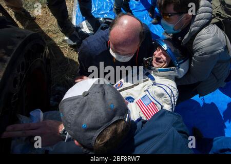 Zhezkazgan, Kazakhstan. 17 avril 2020. Andrew Morgan, membre de l'équipage de la NASA, est aidé à sortir de l'engin spatial russe Soyuz MS-15, quelques instants après l'atterrissage dans une zone éloignée le 17 avril 2020 près de la ville de Zhezkazgan, au Kazakhstan. Les astronautes de la NASA Andrew Morgan, Jessica Meir et Roscosmos cosmonaute Oleg Skripochka sont revenus de la Station spatiale internationale. Crédit: Andrey Shelepin/NASA/Alay Live News Banque D'Images