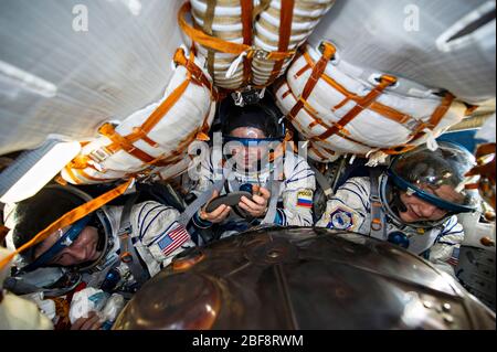 Zhezkazgan, Kazakhstan. 17 avril 2020. Expédition 62 membres de l'équipage Andrew Morgan de la NASA, à gauche, Roscosmos cosmonaut Oleg Skripochka, au centre, et l'astronaute de la NASA Jessica Meir à l'intérieur de l'engin spatial russe Soyuz MS-15 après l'atterrissage dans une zone éloignée le 17 avril 2020 près de la ville de Zhezkazgan, au Kazakhstan. Les astronautes de la NASA Andrew Morgan, Jessica Meir et Roscosmos cosmonaute Oleg Skripochka sont revenus de la Station spatiale internationale. Crédit: Andrey Shelepin/NASA/Alay Live News Banque D'Images