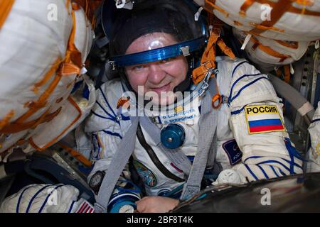 Zhezkazgan, Kazakhstan. 17 avril 2020. Expédition 62 membre de l'équipage Oleg Skripochka de Roscosmos, à l'intérieur de l'engin spatial russe Soyuz MS-15 après l'atterrissage dans une zone éloignée le 17 avril 2020 près de la ville de Zhezkazgan, au Kazakhstan. Les astronautes de la NASA Andrew Morgan, Jessica Meir et Roscosmos cosmonaute Oleg Skripochka sont revenus de la Station spatiale internationale. Crédit: Andrey Shelepin/NASA/Alay Live News Banque D'Images