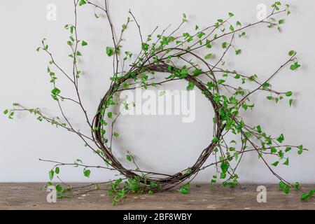 Couronne en branches de bouleau vert comme décor de maison Banque D'Images