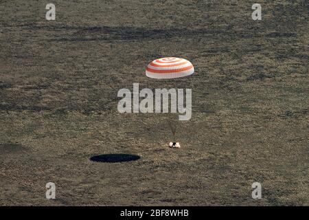 Zhezkazgan, Kazakhstan. 17 avril 2020. Le Soyuz MS-15 transportant des engins de l'expédition 62 membres de l'équipage les astronautes de la NASA Andrew Morgan, Jessica Meir et Roscosmos cosmonaut Oleg Skripochka remontent sur Terre dans une région éloignée le 17 avril 2020 près de la ville de Zhezkazgan, au Kazakhstan. Crédit: Andrey Shelepin/NASA/Alay Live News Banque D'Images