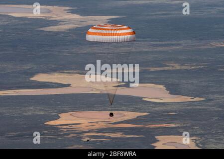 Zhezkazgan, Kazakhstan. 17 avril 2020. Le Soyuz MS-15 transportant des engins de l'expédition 62 membres de l'équipage les astronautes de la NASA Andrew Morgan, Jessica Meir et Roscosmos cosmonaut Oleg Skripochka remontent sur Terre dans une région éloignée le 17 avril 2020 près de la ville de Zhezkazgan, au Kazakhstan. Crédit: Andrey Shelepin/NASA/Alay Live News Banque D'Images